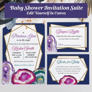 Peut inclure: Un ensemble de faire-part de naissance avec un fond bleu marine et des cadres géométriques dorés. L'ensemble comprend une invitation, un ticket de tombola pour couches et une carte de demande de livre. Le faire-part contient le texte "Baby Shower Invitation Suite".