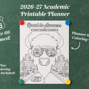 Könnte beinhalten: Ein akademischer, druckbarer Planer für 2026-27 zum Thema Route 66. Das Schwarz-Weiß-Design zeigt einen Bison mit Sonnenbrille und dem Route 66-Logo. Enthält zwei Malbücher. Der Planer ist auch ein Malbuch.
