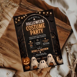 Könnte beinhalten: Eine rechteckige Einladungskarte für eine Halloween-Kostümparty mit schwarzem Hintergrund, leuchtend orangefarbenem Text, Lichterketten, Fledermaus- und Baumsilhouetten sowie drei weißen Geistern. Enthält Veranstaltungsdetails für den 26. Oktober 2024.