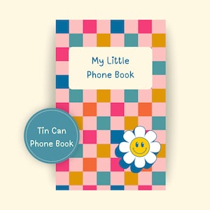 Può includere: Un taccuino rettangolare con un motivo a scacchi rosa, blu, arancione e giallo senape. Un'etichetta bianca al centro riporta la scritta My Little Phone Book. Un badge circolare blu reca la scritta Tin Can Phone Book. Una margherita bianca con una faccina gialla.