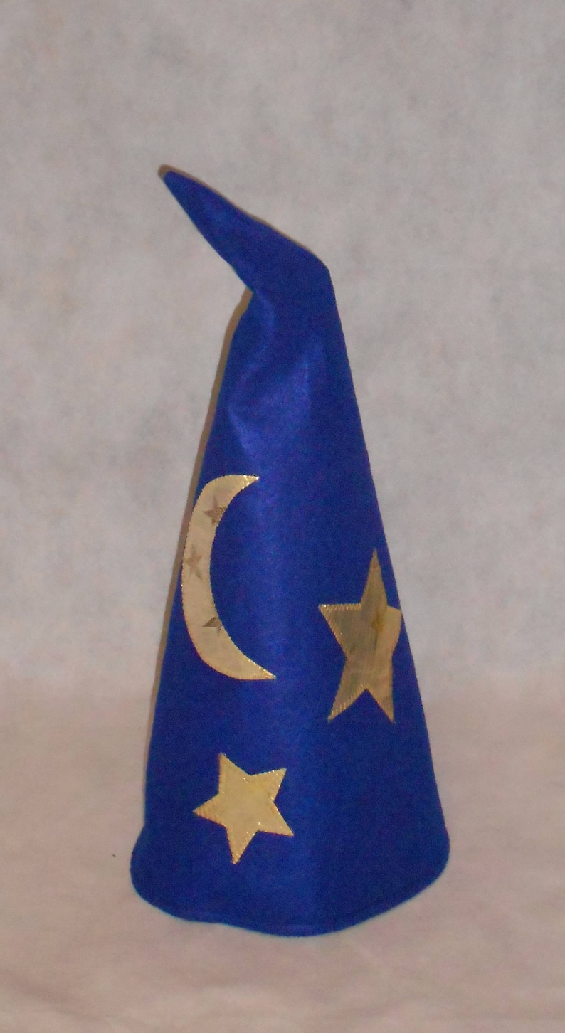 Puede incluir: Un sombrero de mago de fieltro azul con una luna creciente dorada y estrellas.