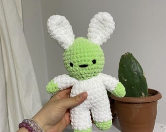 手作りの緑色のウサギのぬいぐるみ