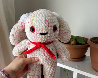 手作りのカラフルなウサギのぬいぐるみ
