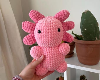 手作りのメキシコサンショウウオのぬいぐるみ
