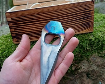 栓抜き – 手作りスチール製 – 男性へのギフト – ユニークなダークバーツール – 素朴なインダストリアルスタイル