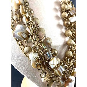 Vintage 18-Zoll-Weiß und Gold Multi Kette Halskette Muschel Perlen Gold-Ton Modeschmuck Bold Statement