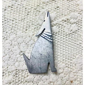 ECO Pewter Howling Coyote Brooch Pin - Retro Howling Hound Pin 2 Inches