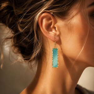 Pendientes Colgantes Rectangulares de Resina Azul con Brillo y Acabado Dorado