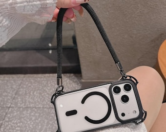 Pode incluir: Capa de telefone transparente com um design de rosto sorridente preto e um cordão preto. A capa tem uma borda preta e um módulo de câmera prateado. O cordão é preso com fechos de metal.