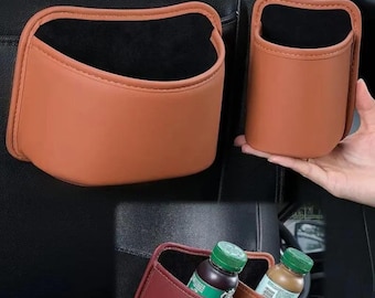 Pode incluir: Organizador de assento de carro bege com interior preto. O organizador tem um bolso que pode ser preso ao assento do carro. A imagem também mostra um organizador menor sendo segurado por uma mão e um bolso com duas garrafas.