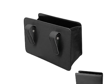 Pode incluir: Organizador de carro retangular preto com duas correias e um bolso pequeno. O organizador é feito de um material liso e tem uma borda costurada. Uma versão menor do organizador é mostrada abaixo.