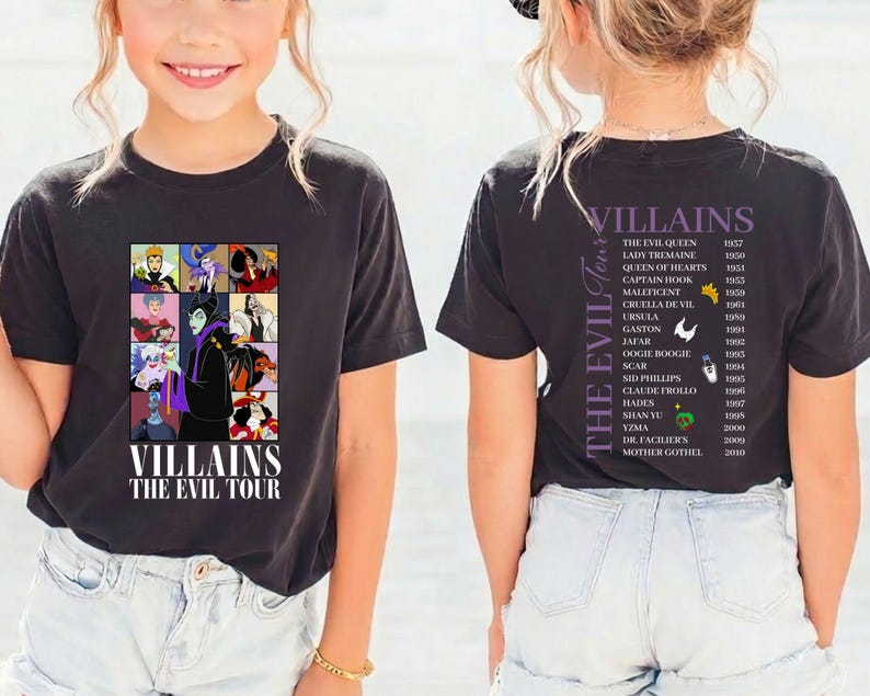 Op de afbeelding: Zwart T-shirt met een collage van tekenfilm-schurken en de tekst "VILLAINS THE EVIL TOUR". De achterkant toont een lijst van schurken en hun debuutjaren. Een kleurrijk ontwerp voor animatiefans.