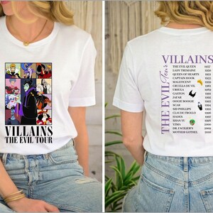 Op de afbeelding: Wit T-shirt met een afbeelding van Disney-schurken en de tekst "VILLAINS THE EVIL TOUR" op de voorkant. De achterkant van het shirt toont de schurken en hun debuutjaren in paarse tekst.