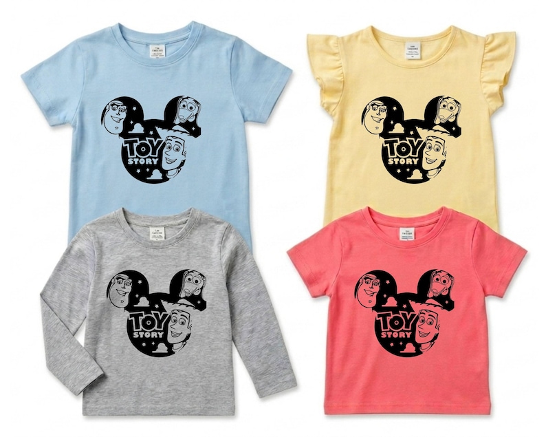 K&ouml;nnte beinhalten: Vier Kinder-T-Shirts in Hellblau, Gelb, Grau und Koralle. Jedes Shirt zeigt eine schwarze Grafik von Toy Story-Charakteren in einem Mickey-Mouse-f&ouml;rmigen Design mit den Worten "TOY STORY" darunter. Das gelbe Shirt hat R&uuml;schen&auml;rmel.