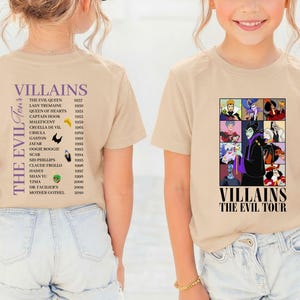 Op de afbeelding: Twee beige T-shirts met Disney-schurkenafbeeldingen. E&eacute;n toont een lijst met schurken en hun debuutjaren. De andere toont een collage van schurkenportretten met de tekst "Villains The Evil Tour."