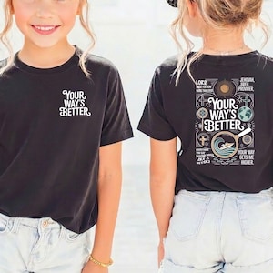Könnte beinhalten: Schwarzes T-Shirt mit dem Text "YOUR WAY'S BETTER" auf der Vorder- und Rückseite. Die Rückseite des Shirts zeigt zusätzlichen Text und Grafiken, darunter eine Sonne, ein Globus und ein Kreuz. Das Shirt ist ein kurzärmeliges Rundhals-Shirt.