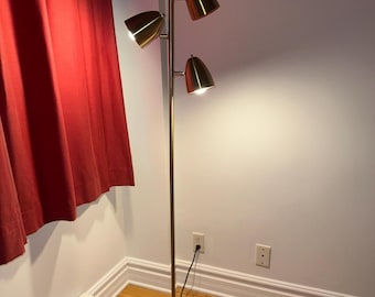 Goudkleurige vloerlamp sfeerverlichting uit het midden van de eeuw in moderne stijl