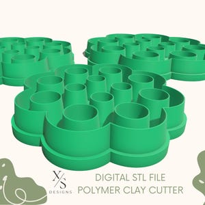 Può includere: Tre tagliapasta per argilla polimerica a forma di fiore, di colore verde, con un motivo circolare in rilievo. Il testo X/S DESIGNS DIGITAL STL FILE POLYMER CLAY CUTTER è stampato in basso. Presentano un bordo smerlato e pareti circolari interne.