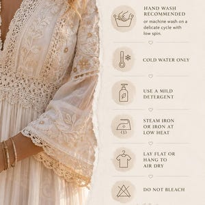 Pu&ograve; includere: Un abito color crema con pizzo intricato e ricami floreali, accompagnato da una guida alla cura. La guida elenca le istruzioni: lavaggio a mano, solo acqua fredda, detersivo delicato, stiratura a vapore, asciugatura all'aria e non candeggiare.