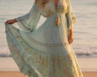 Abito lungo boho azzurro cielo, abito lungo ricamato, abbigliamento da resort per donna, outfit per vacanze al mare, abito bohémien svolazzante.