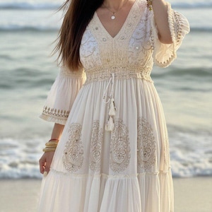 Witte bohemian maxi-jurk, cottagecore prairiejurk, zwierige jurk met V-hals, romantische zomerjurk, outfit voor een vrijgezellenfeest, boho jurk, boho chic