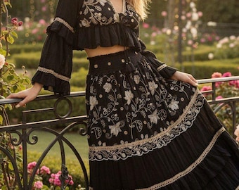 Zweiteiliges Boho-Set, Jupe Boho, Maxirock und Crop-Top, sommerliches Outfit im Bohème-Stil, schickes Boho-Zweiteiler-Set, sommerliches Hippie-Outfit.