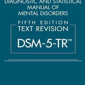 Può includere: Una copertina di libro color verde acqua intitolata DIAGNOSTIC AND STATISTICAL MANUAL OF MENTAL DISORDERS FIFTH EDITION TEXT REVISION DSM-5-TR con testo bianco e un sottile bordo rettangolare bianco. In basso appare AMERICAN PSYCHIATRIC ASSOCIATION.