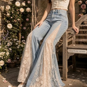 Könnte beinhalten: Hellblaue Schlaghose aus Denim mit breiten, dreieckigen cremefarbenen Spitzeneinsätzen an den äußeren Beinen. Die Jeans hat eine hohe Taille mit Knopf- und Reißverschluss. Der Text "BOHEMIAN LACE-INSET FLARE JEANS" ist unten aufgedruckt.