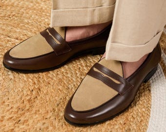 Mocassins Penny marron et beige faits main pour hommes, chaussures habillées et professionnelles en cuir à enfiler.