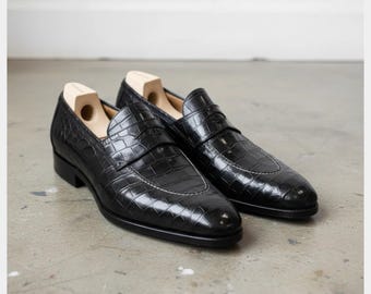 Handgefertigter Herren-Mokassin aus schwarzem Leder mit Krokodilprägung, modischer Herren-Businessschuh.