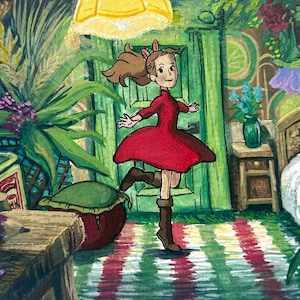 K&ouml;nnte beinhalten: Illustration eines jungen M&auml;dchens in einem roten Kleid und braunen Stiefeln, das in einem Raum mit gr&uuml;nen W&auml;nden und einem gestreiften Teppich tanzt. Der Raum ist mit Pflanzen, einem Bett und einem Tisch mit einer Blumenvase gef&uuml;llt. Eine gelbe Lampe h&auml;ngt von der Decke.