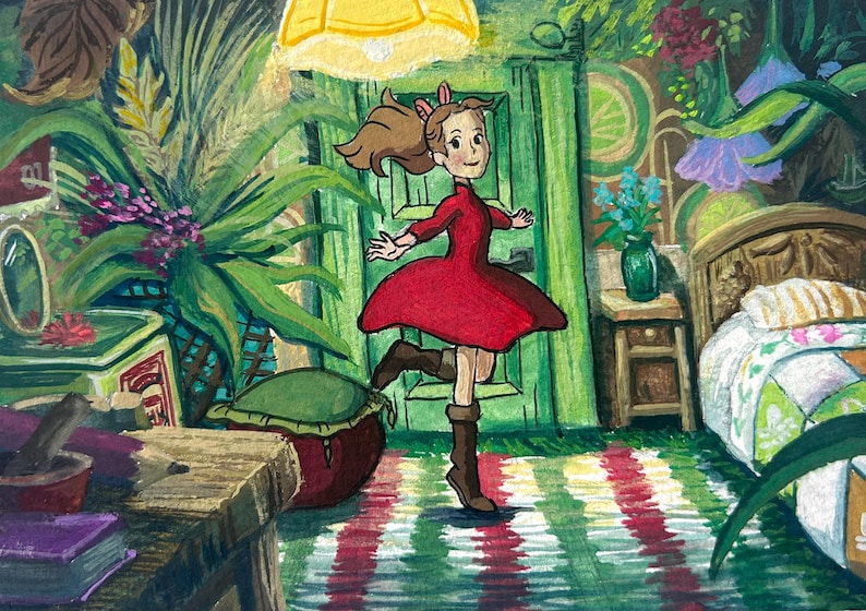 K&ouml;nnte beinhalten: Illustration eines jungen M&auml;dchens in einem roten Kleid und braunen Stiefeln, das in einem Raum mit gr&uuml;nen W&auml;nden und einem gestreiften Teppich tanzt. Der Raum ist mit Pflanzen, einem Bett und einem Tisch mit einer Blumenvase gef&uuml;llt. Eine gelbe Lampe h&auml;ngt von der Decke.