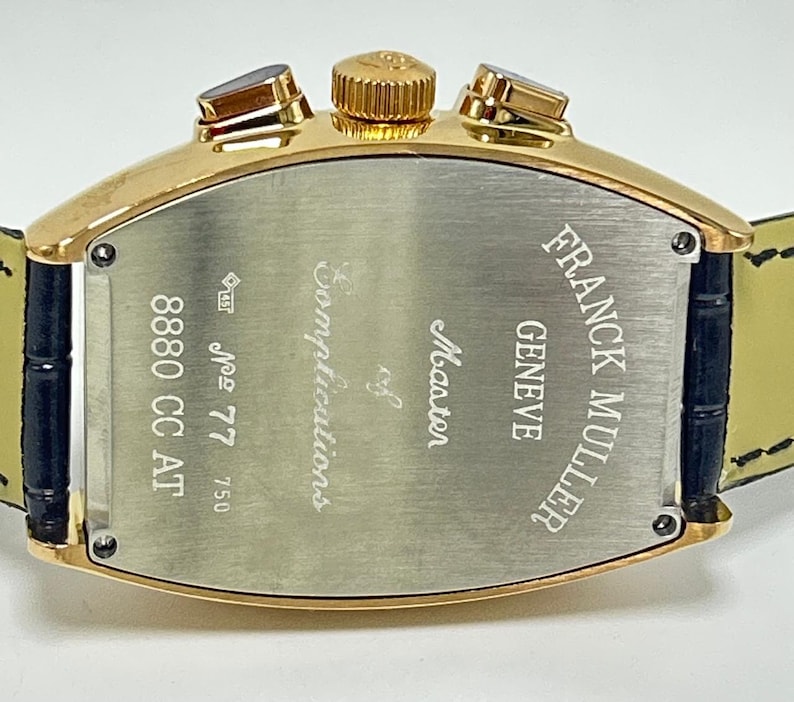 Puede incluir: Un reloj Franck Muller Geneve Master of Complications en tono dorado con caja en forma de tonel. La parte posterior de acero inoxidable presenta texto grabado que incluye la marca, el modelo 8880 CC AT y el n&uacute;mero de serie 77, con correa negra.