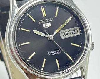 Raro reloj de pulsera vintage Seiko 5 automático con esfera negra, movimiento fabricado en Japón n.° 7009A e indicador de día y fecha para hombre.