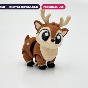 Peut inclure: Une figurine de cerf imprimée en 3D, de couleur marron et crème, avec de grands yeux noirs, des bois et des taches blanches sur le dos. L'image contient le texte STL + 3MF - DIGITAL DOWNLOAD et PERSONAL USE dans les coins supérieurs.