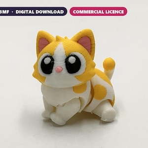 Peut inclure: Une figurine de chat imprimée en 3D jaune et blanche avec de grands yeux noirs, des oreilles roses à l'intérieur et un petit nez rose. Le texte en haut indique STL + 3MF - DIGITAL DOWNLOAD et COMMERCIAL LICENCE. Le chat est tacheté.