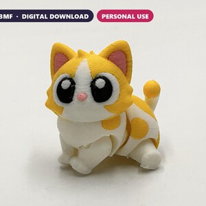 Peut inclure: Une figurine de chat imprimée en 3D jaune et blanche avec de grands yeux noirs, l'intérieur des oreilles rose et un petit nez rose. Le texte en haut indique STL + 3MF - DIGITAL DOWNLOAD et PERSONAL USE. Le chat a des taches et une petite queue.