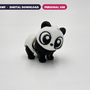Peut inclure: Une figurine de panda imprimée en 3D avec des couches de plastique noir et blanc, dotée de grands yeux et d'oreilles arrondies. L'image inclut des étiquettes de texte STL + 3MF · DIGITAL DOWNLOAD et PERSONAL USE en haut.