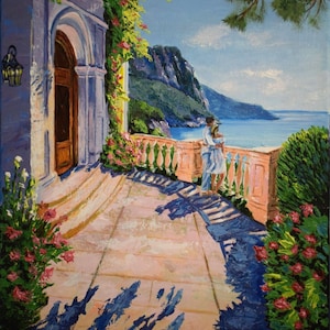 Peut inclure: Une peinture à l'huile représentant une terrasse méditerranéenne avec une arche en pierre, des vignes à fleurs roses et une balustrade surplombant la mer. Deux silhouettes se tiennent sur le balcon, entourées de verdure et d'ombres bleues.