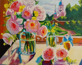 Blumenstillleben am Fenster, Original Gemälde mit Kirchenblick, Handgemaltes florales Kunstwerk, Fensterbank mit Blumen, Rosenstrauß Bild