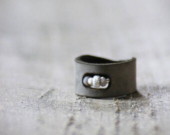 Simple Fly Chic Metal and Glass Bead Ring, Boho Taupe, Gray and Silver Ring, Earth Tone Boho Ring, Sterling Silver Bead Ring, Leather Band