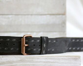Handcrafted Leather Belt – Retro Stitching, Customizable Buckle