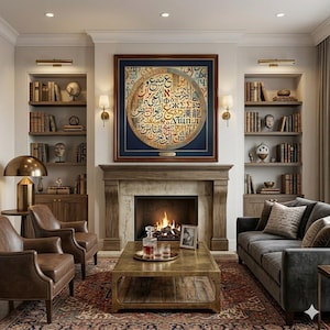 Puede incluir: Un salón con chimenea, estanterías y un sofá. Una gran obra de arte enmarcada con caligrafía ornamentada cuelga sobre la chimenea. La habitación está amueblada con sillones de cuero, una mesa de centro y una alfombra estampada.