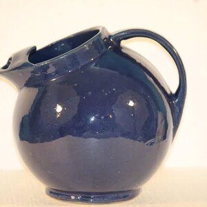 McCoy Pottery Tilted Ball Jug i koboltblått med mustasch-islag, vissa tillverkningsfel, särskilt på sista bilden.