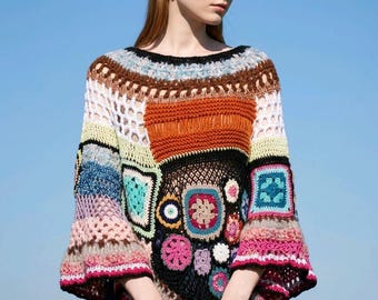 Poncho de ganchillo hecho a mano en estilo bohemio multicolor.