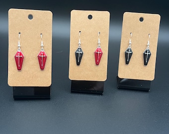 Pendientes colgantes con forma de ataúd, de resina metálica negra y roja, con ganchos de plata de ley.