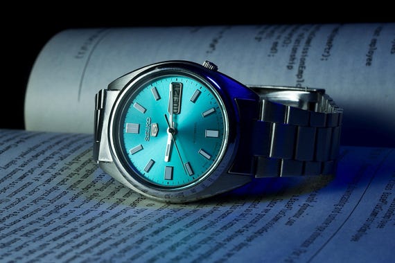 Vintage Seiko 5 Automatic Watch - Men’s Japanese Mechanical Wristwatch - Retro Style Stainless Steel - Day Date Function - Gift for Him