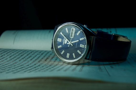 Vintage Seiko 5 Automatic Watch - Men’s Japanese Mechanical Wristwatch - Retro Style Stainless Steel - Day Date Function - Gift for Him