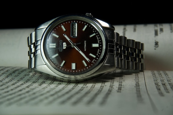 Vintage Seiko 5 Automatic Watch - Rare Brown Dial Men’s Mechanical Timepiece - Retro Stainless Steel - Day Date Function Chocolate Dial Gift