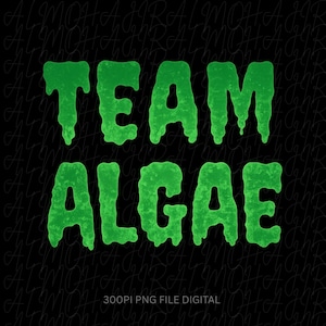 Könnte beinhalten: Ein digitales Grafikdesign mit dem Text TEAM ALGAE in einer leuchtend grünen, tropfenden, schleimartigen Schriftart. Die Buchstaben haben ein strukturiertes Aussehen und sind vor einem dunklen Hintergrund mit einem sich wiederholenden ALMOHA-Wasserzeichen platziert.